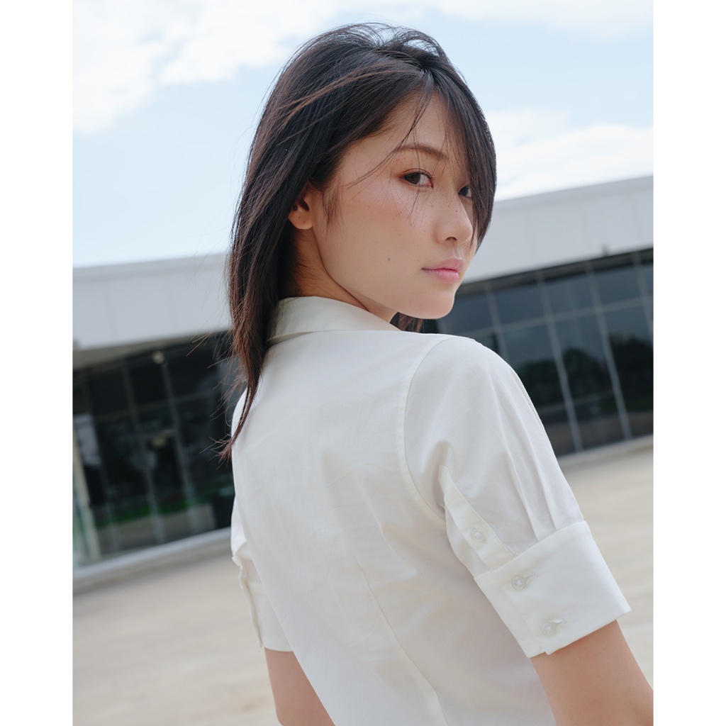 TheBlueTshirt - Áo sơ mi trắng phom ôm basic tay ngắn bảng măng sét to cho nữ - Upper Side Shirt - Women