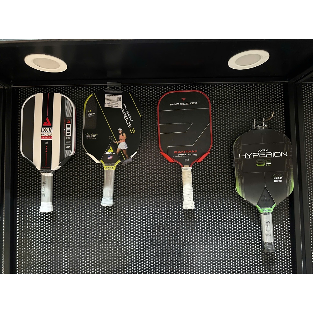 Móc treo vợt pickleball Siêu Bền không khoan tường 7 màu cực đẹp vừa trang trí và có in Tên Số Lượng