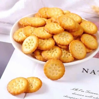 Bánh quy mặn đồng xu,ngon giòn khó cưỡng.Mỗi chiếc bánh kết hợp hài hòa vị mặn và béo của bơ,giòn tan,bé rất thích