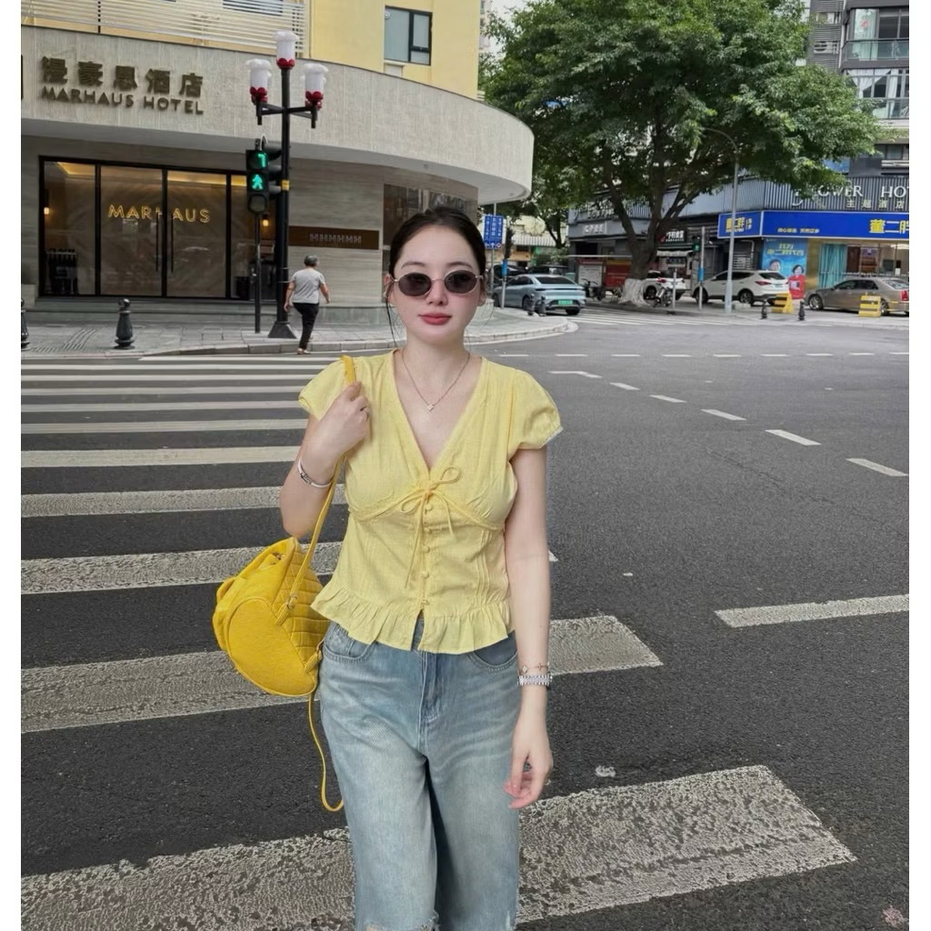 ( HÀNG QC - SẴN) Áo Thô Tay Rơi Cổ V Viền Ren Cúc Bọc
