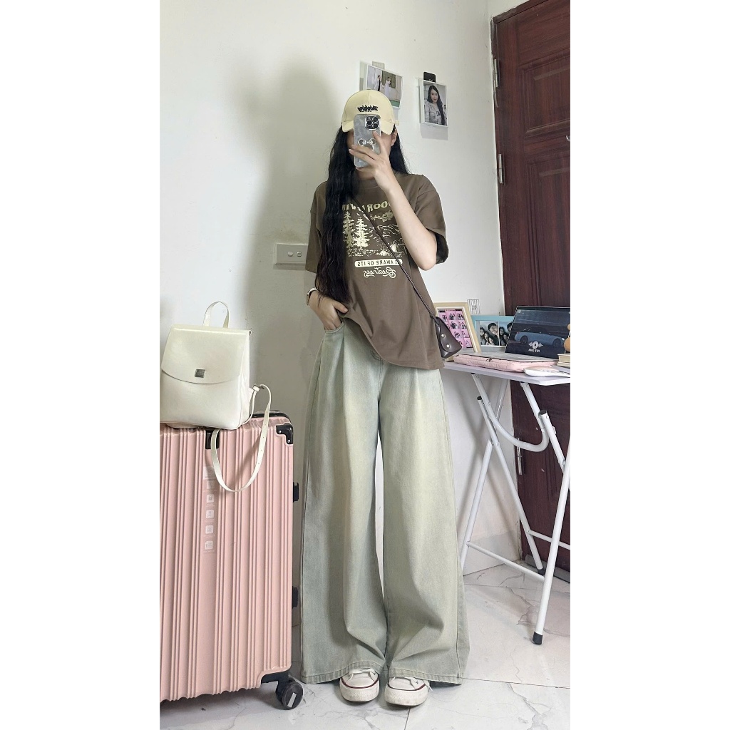 Quần jeans bò ống xuông xếp ly ống rộng màu xanh nhạt phủ rêu vàng nhẹ dáng dài Joolate cạp cao tông dáng