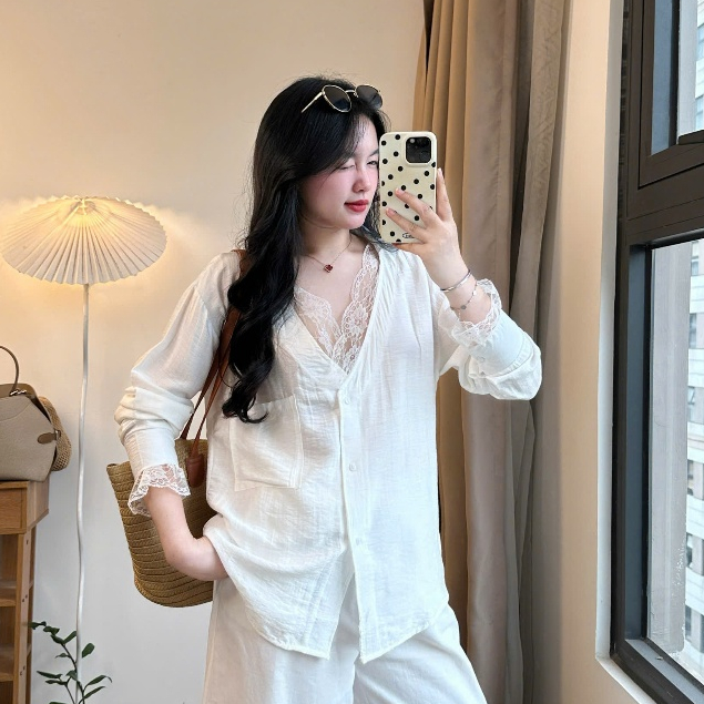 Áo sơ mi trắng nữ cổ V phối ren chất đũi mềm mát sang chảnh hàng thiết kế Joolate 241 P2K5