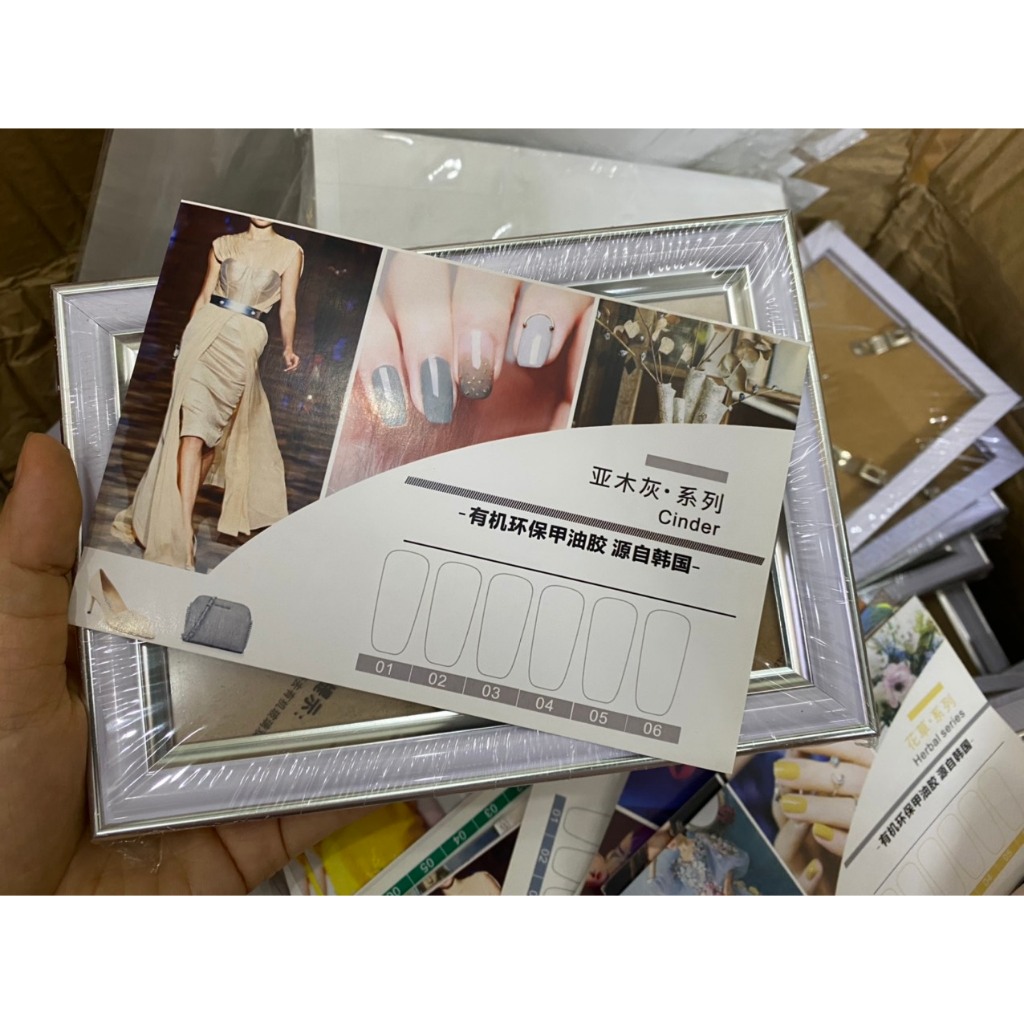 Khung ảnh trưng bày sơn móng kèm móng mẫu set 6 chai sơn AS