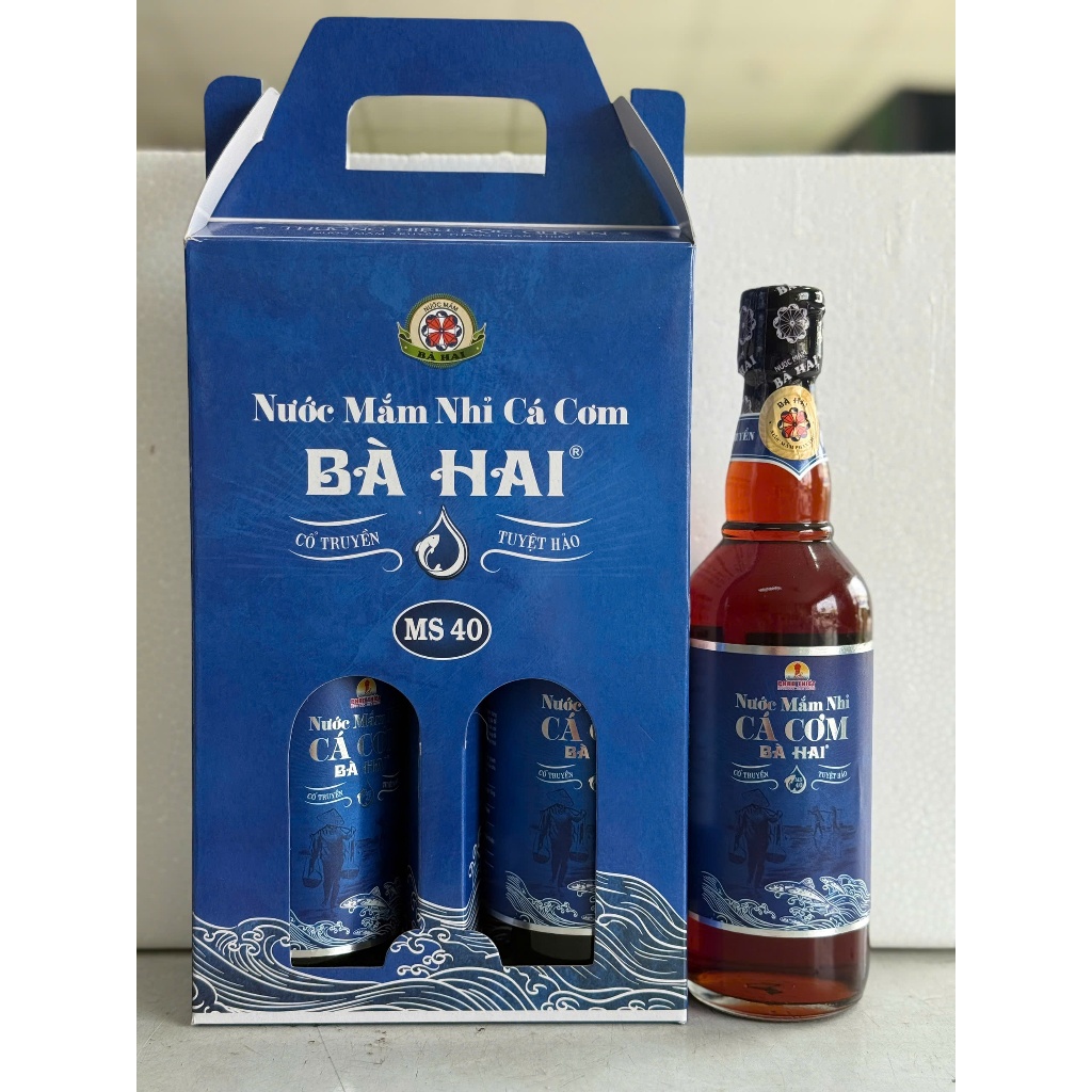 Xách 2 Chai Nước Mắm Nhĩ Cá Cơm Bà Hai MS40 ( 2 x 500ml ) (xanh mới)