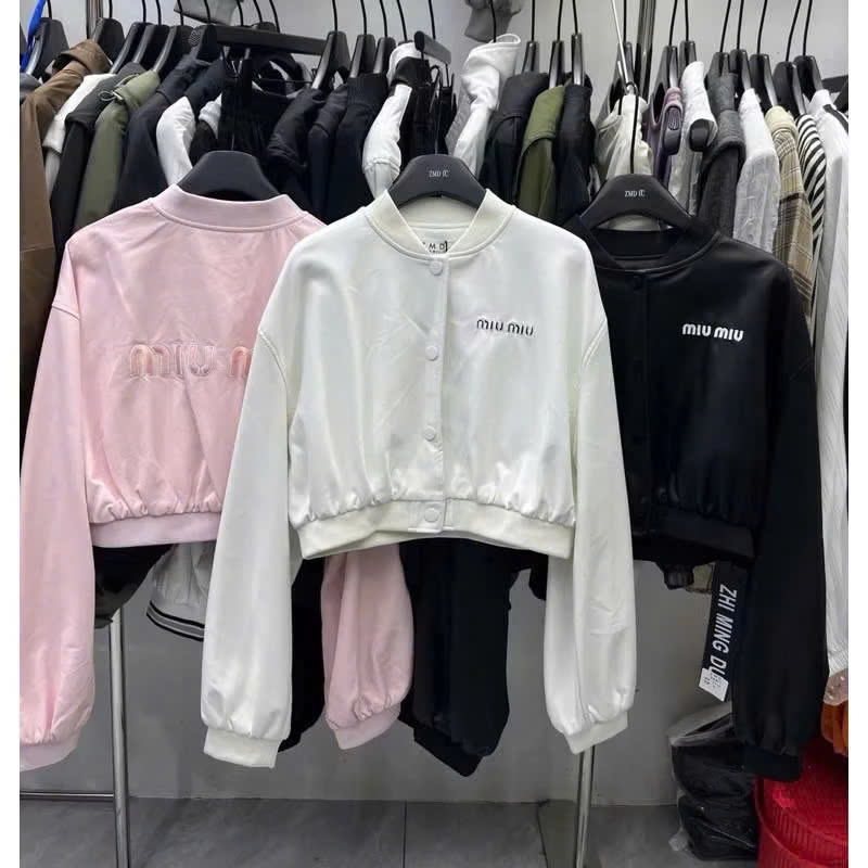 Áo Da Nữ Khoác Ngoài Thêu Miumiu Dáng Croptop Basic Sang Chảnh Hotrend 2026