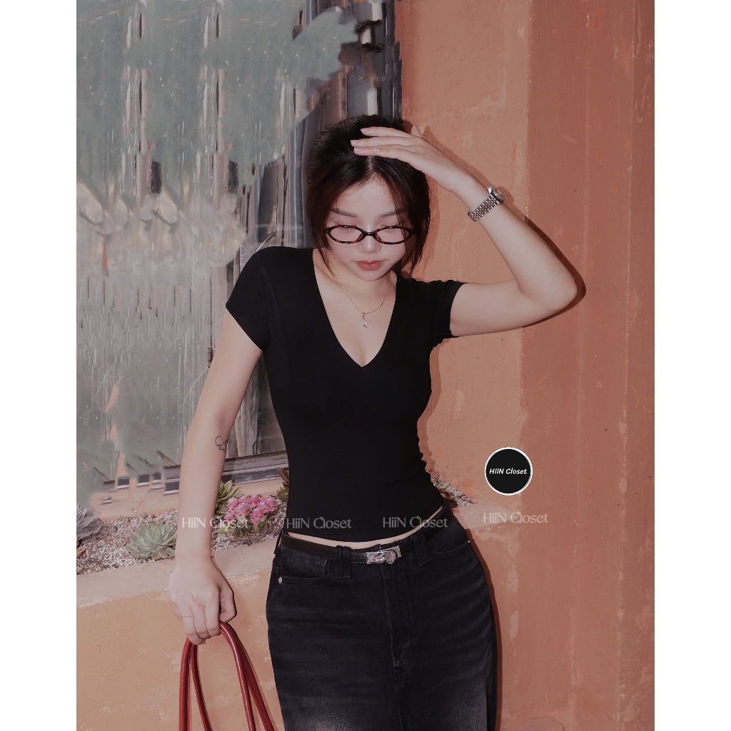 Áo thun nữ cổ tim tay hến ôm body - Áo thun nữ cổ V chất zip co giãn mềm mịn HiiNCloset - 139 | BigBuy360 - bigbuy360.vn