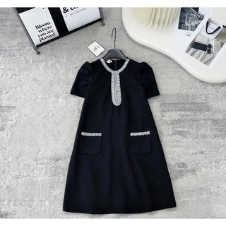 Váy bầu công sở thiết kế phối kim tuyến ở cổ và túi