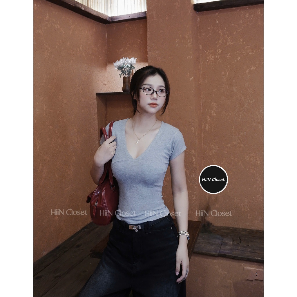 Áo thun nữ cổ tim tay hến ôm body - Áo thun nữ cổ V chất zip co giãn mềm mịn HiiNCloset - 139 | BigBuy360 - bigbuy360.vn