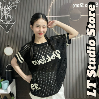 LT - Áo len đan lỗ lệch vai hoạ tiết chữ, fom rộng giấu quần free size 1077