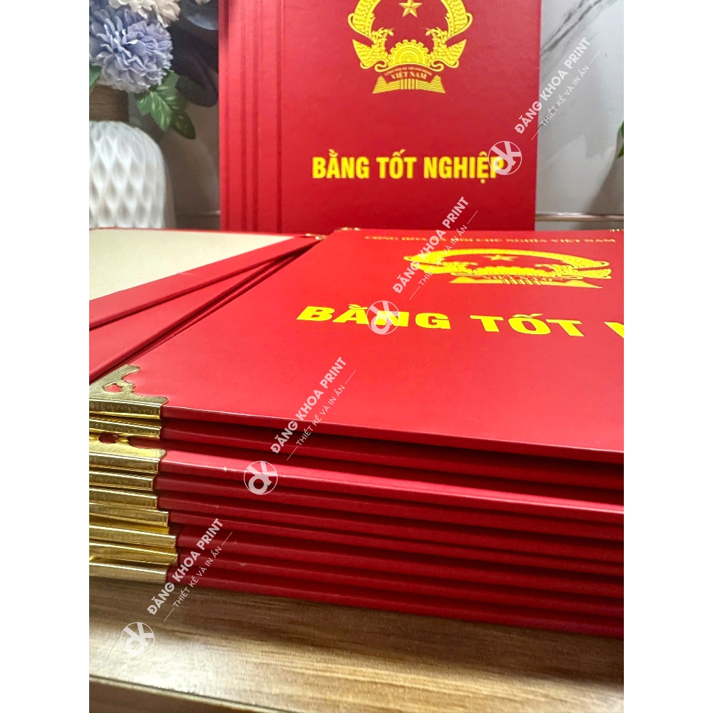 Bìa tốt nghiệp có sẵn làm bằng bìa cứng dùng để chụp kỷ yếu, chụp ảnh cử nhân kích thước A4