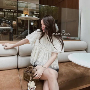 MIU.STUDIO • “Abig Top” Áo babydoll ren hoa cổ bèo đính cúc ngọc thiết kế viền bèo tầng tiểu thư , hàng 2 lớp dày dặn