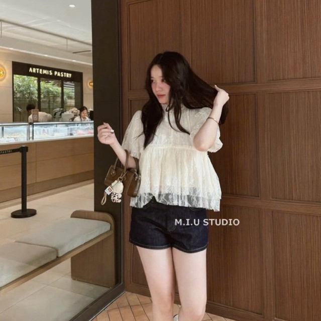 MIU.STUDIO • “Abig Top” Áo babydoll ren hoa cổ bèo đính cúc ngọc thiết kế viền bèo tầng tiểu thư , hàng 2 lớp dày dặn
