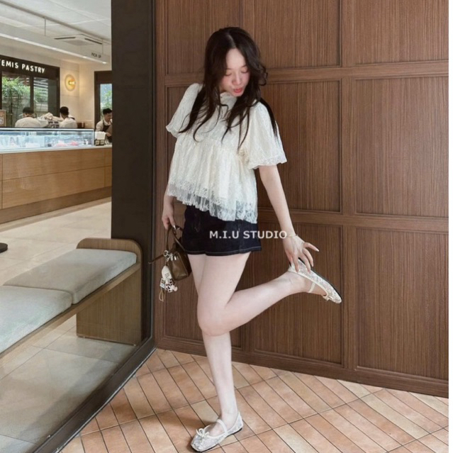 MIU.STUDIO • “Abig Top” Áo babydoll ren hoa cổ bèo đính cúc ngọc thiết kế viền bèo tầng tiểu thư , hàng 2 lớp dày dặn