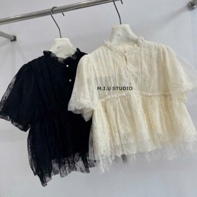 MIU.STUDIO • “Abig Top” Áo babydoll ren hoa cổ bèo đính cúc ngọc thiết kế viền bèo tầng tiểu thư , hàng 2 lớp dày dặn
