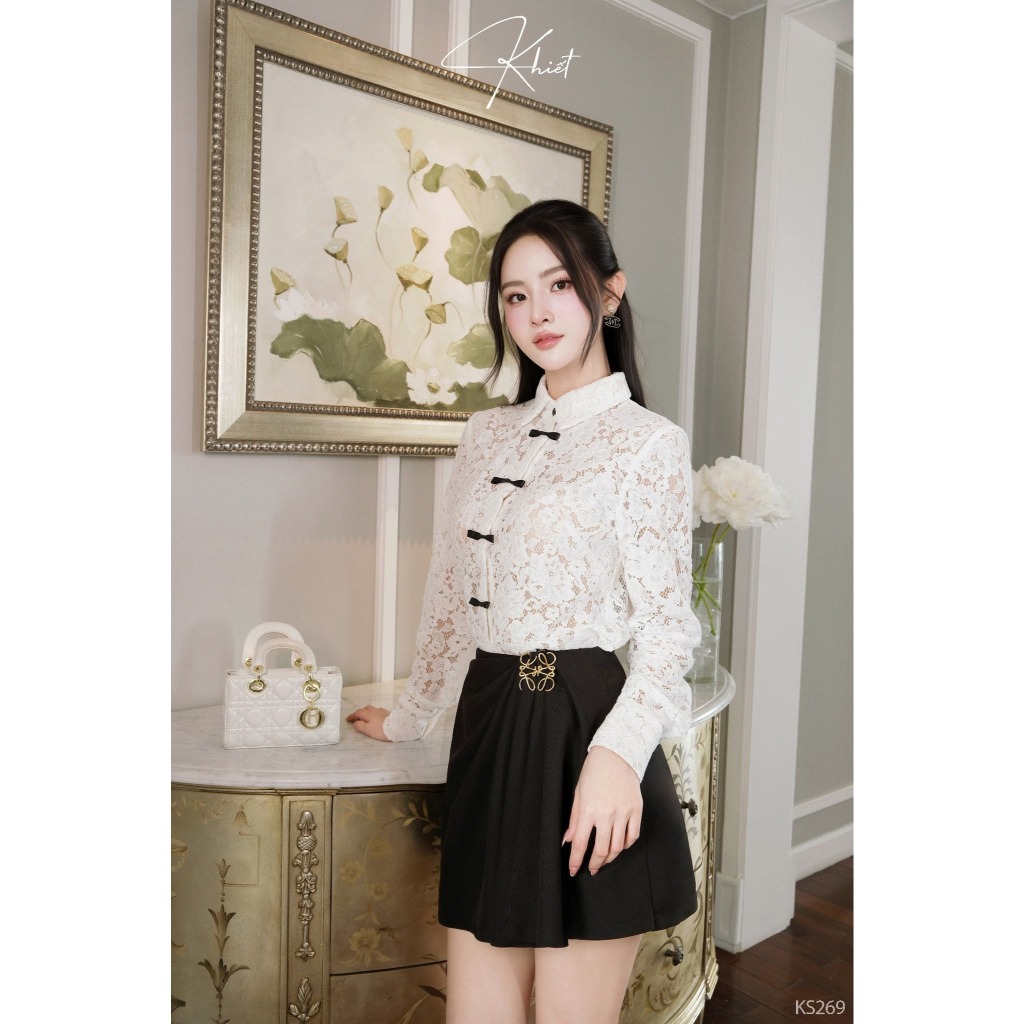 Set áo ren phối nơ đen và quần váy ngắn nhúng eo đính charm vàng Khiết Style sang chảnh KS269