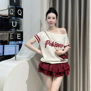 Áo Len Lưới Dệt Oversize Dáng Thể Thao Lệch Vai Hiện Đại Phối Sọc Đỏ Nổi bật