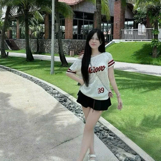 Áo Len Lưới Dệt Oversize Dáng Thể Thao Lệch Vai Hiện Đại Phối Sọc Đỏ Nổi bật
