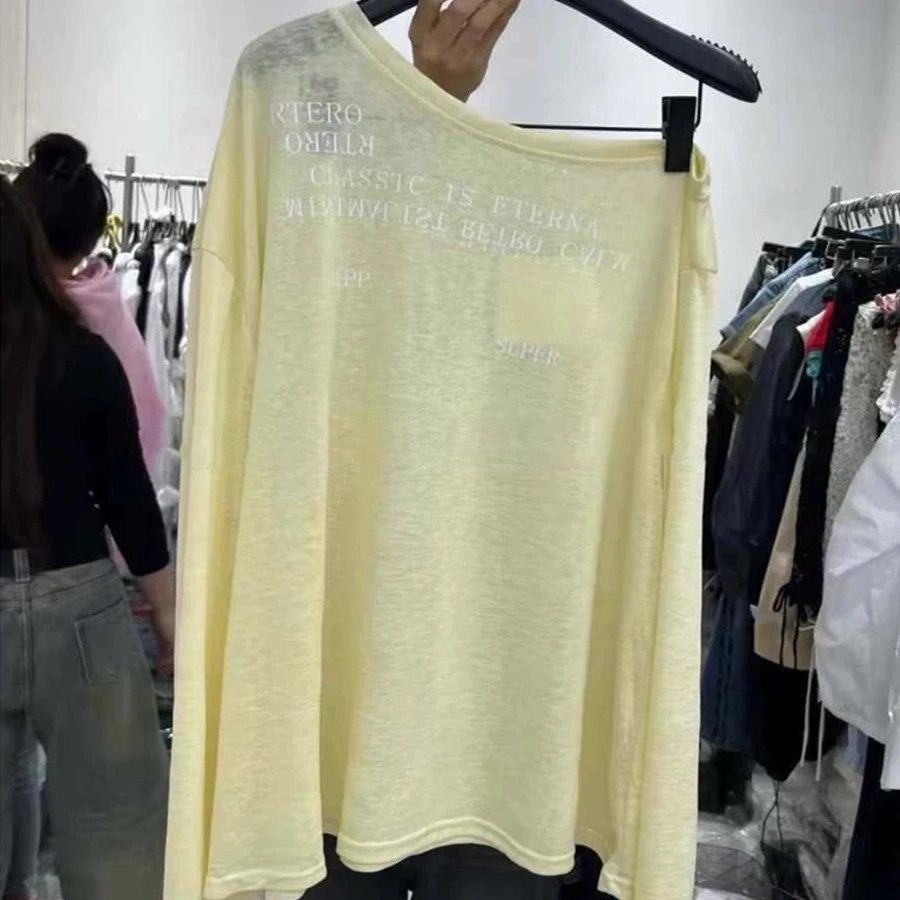 (SẴN)Áo dài tay trễ vai thun giấy màu trắng ghi xanh vàng hoạ tiết chữ đơn giản ATDT029 - Tiktik
