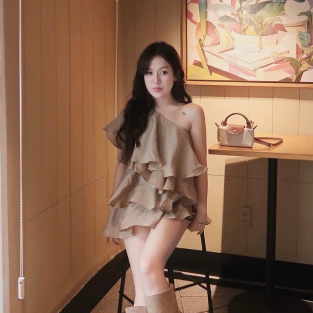 MIU.STUDIO • “Ella Top” Áo tơ bèo tầng thiết kế lệch vai phong cách nhẹ nhàng tiểu thư - 2 màu kem , nâu dễ phối đồ