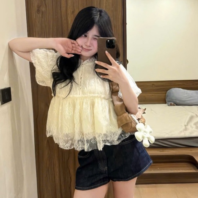 MIU.STUDIO • “Abig Top” Áo babydoll ren hoa cổ bèo đính cúc ngọc thiết kế viền bèo tầng tiểu thư , hàng 2 lớp dày dặn