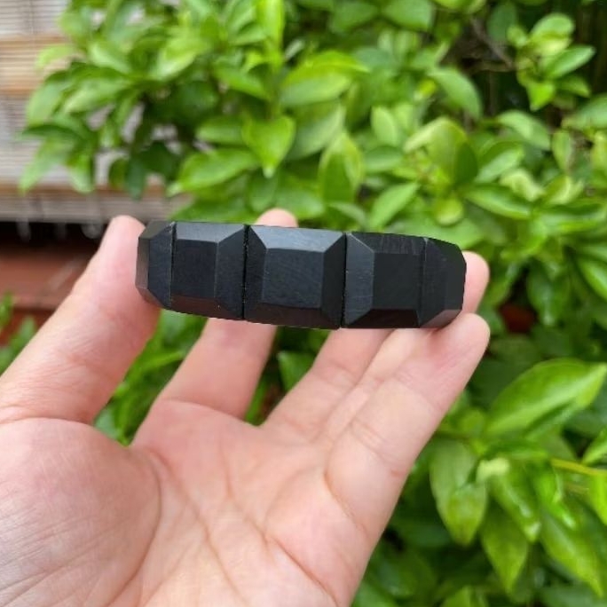 Vòng Tay Gỗ Mun Sừng Khánh Hoà bản lách vuông 18x18mm màu đen tuyền dành cho nam và nữ