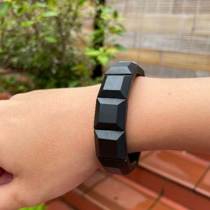 Vòng Tay Gỗ Mun Sừng Khánh Hoà bản lách vuông 18x18mm màu đen tuyền dành cho nam và nữ