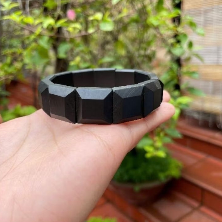 Vòng Tay Gỗ Mun Sừng Khánh Hoà bản lách vuông 18x18mm màu đen tuyền dành cho nam và nữ