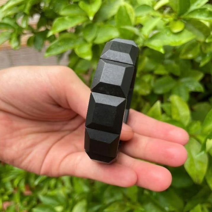 Vòng Tay Gỗ Mun Sừng Khánh Hoà bản lách vuông 18x18mm màu đen tuyền dành cho nam và nữ