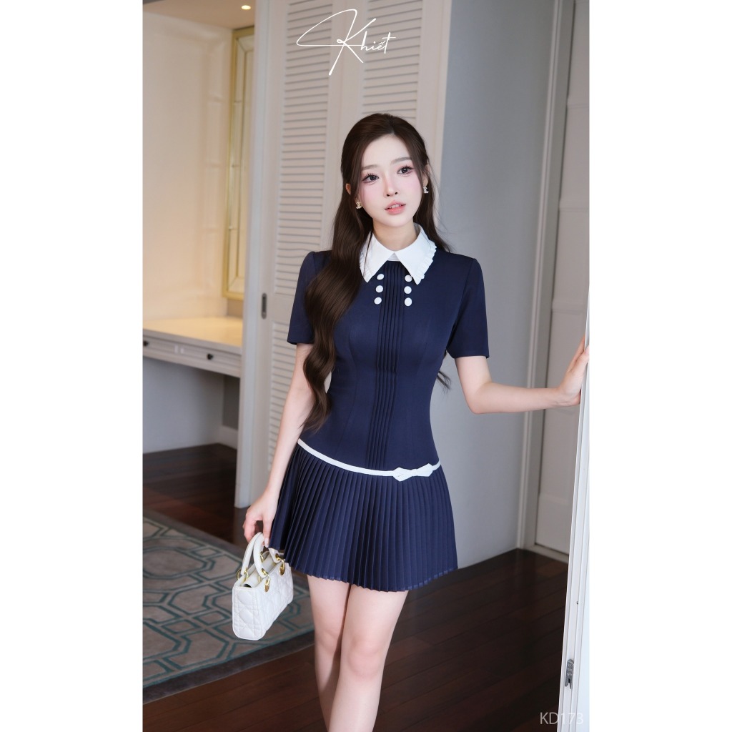 Đầm ngắn Khiết Style dáng xòe xếp ly xanh navy phối nút bọc vải trắng phong cách thanh lịch KD173