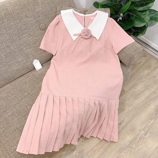 Váy bầu công sở thiết kế đuôi cá xếp ly trang trí bông hoa ở cổ
