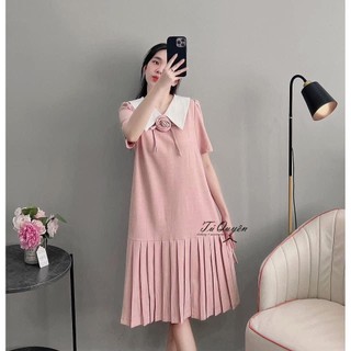Váy bầu công sở thiết kế đuôi cá xếp ly trang trí bông hoa ở cổ