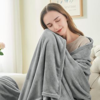 Chăn Tuyết Nhung Siêu Mềm Mịn 1,6KG Dày Dặn, Mền Đắp Sofa Giường Ngủ, Chăn Văn Phòng Giữ Ấm Gọn Nhẹ