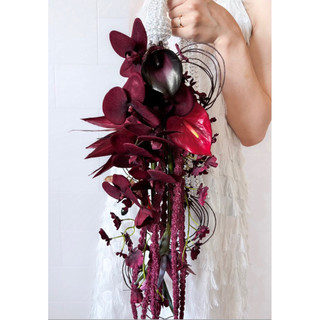 Bó hoa cưới đỏ đô dáng treo rủ dài tay cầm hạt trai Ruby 012
