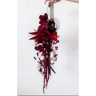 Bó hoa cưới đỏ đô dáng treo rủ dài tay cầm hạt trai Ruby 012