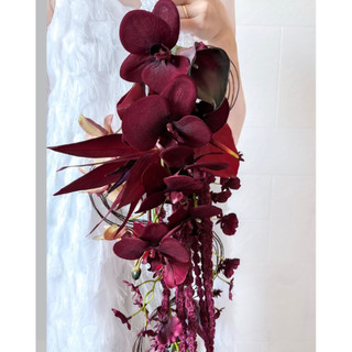 Bó hoa cưới đỏ đô dáng treo rủ dài tay cầm hạt trai Ruby 012