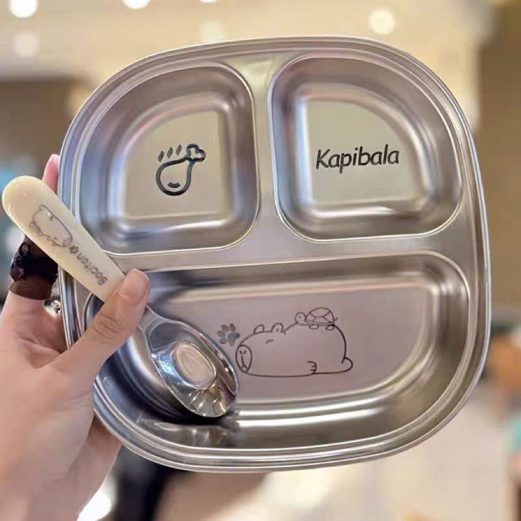 Khay cơm cho bé in hình cappybara kèm thìa in chữ