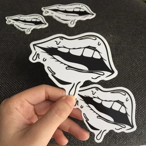 Logo đôi môi[11.5x9.6] trắng đen. Hình dán decal siêu dính, chống nước, tem đua trang trí