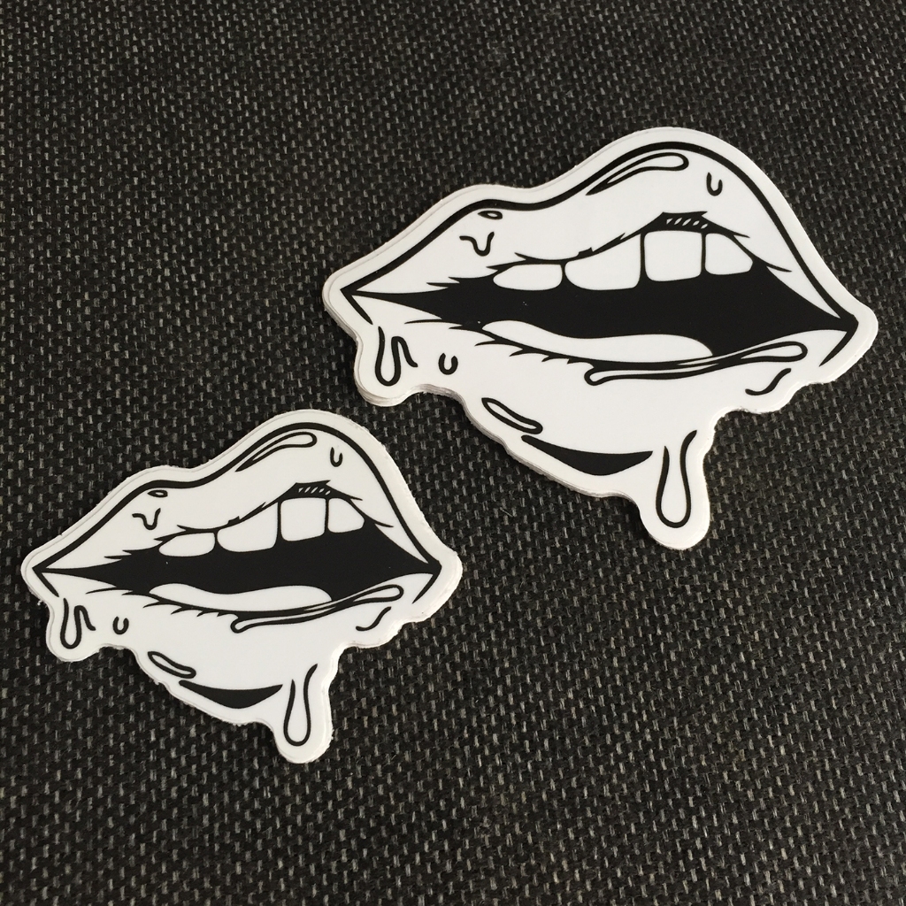 Logo đôi môi[11.5x9.6] trắng đen. Hình dán decal siêu dính, chống nước, tem đua trang trí