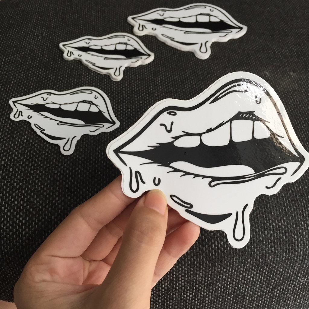 Logo đôi môi[11.5x9.6] trắng đen. Hình dán decal siêu dính, chống nước, tem đua trang trí