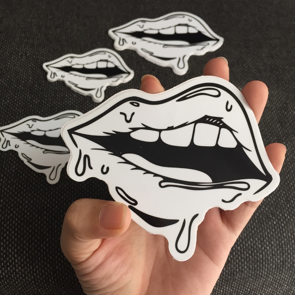 Logo đôi môi[11.5x9.6] trắng đen. Hình dán decal siêu dính, chống nước, tem đua trang trí