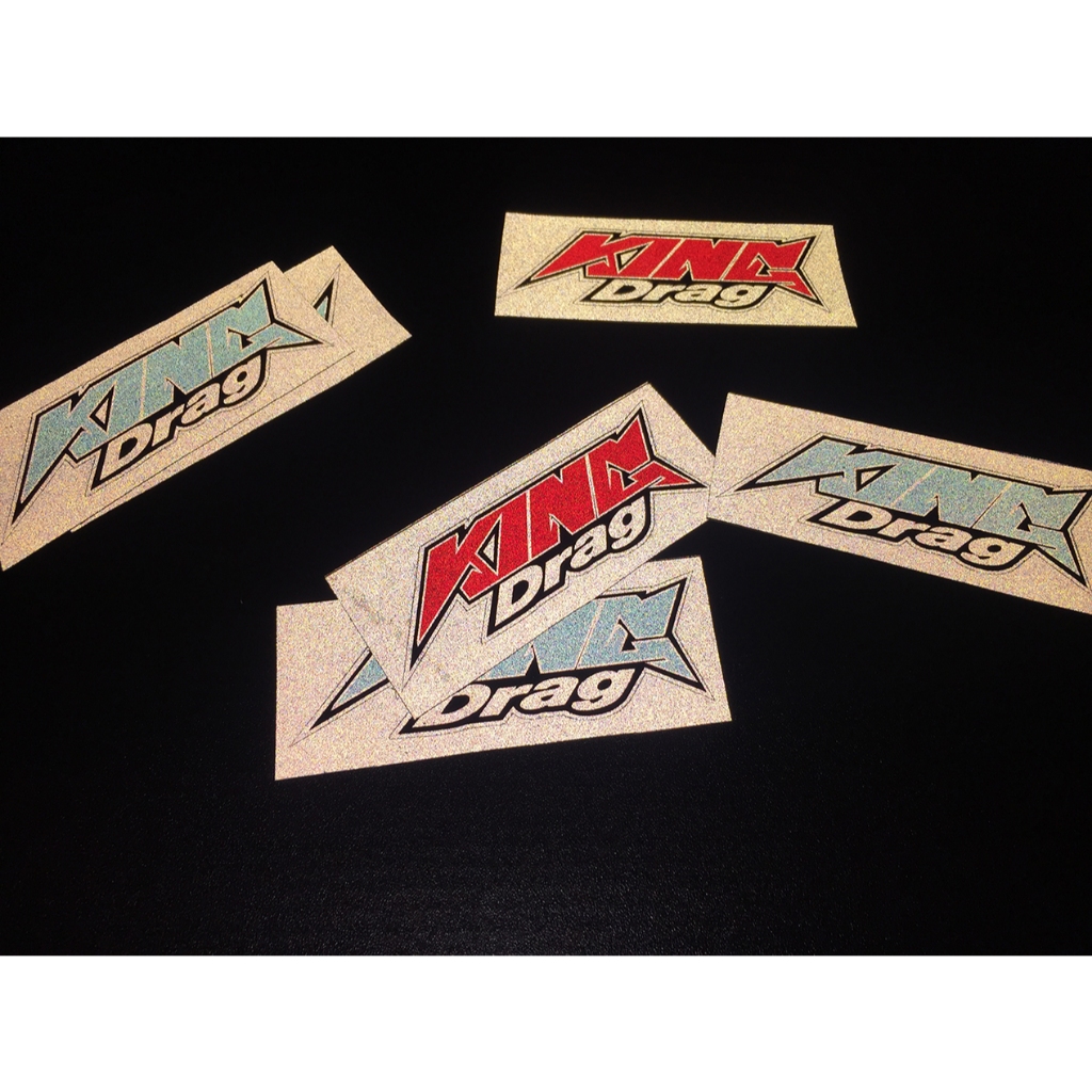 Chữ King Drag xanh đỏ phản quang [9.4x3.1cm]. Decal cao cấp chống nước, tem dán trang trí nón bảo hiểm, logo sticker