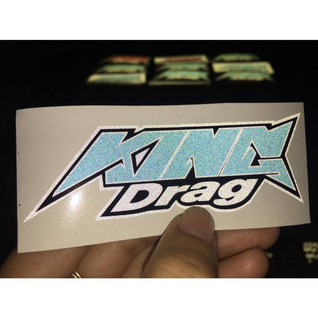Chữ King Drag xanh đỏ phản quang [9.4x3.1cm]. Decal cao cấp chống nước, tem dán trang trí nón bảo hiểm, logo sticker