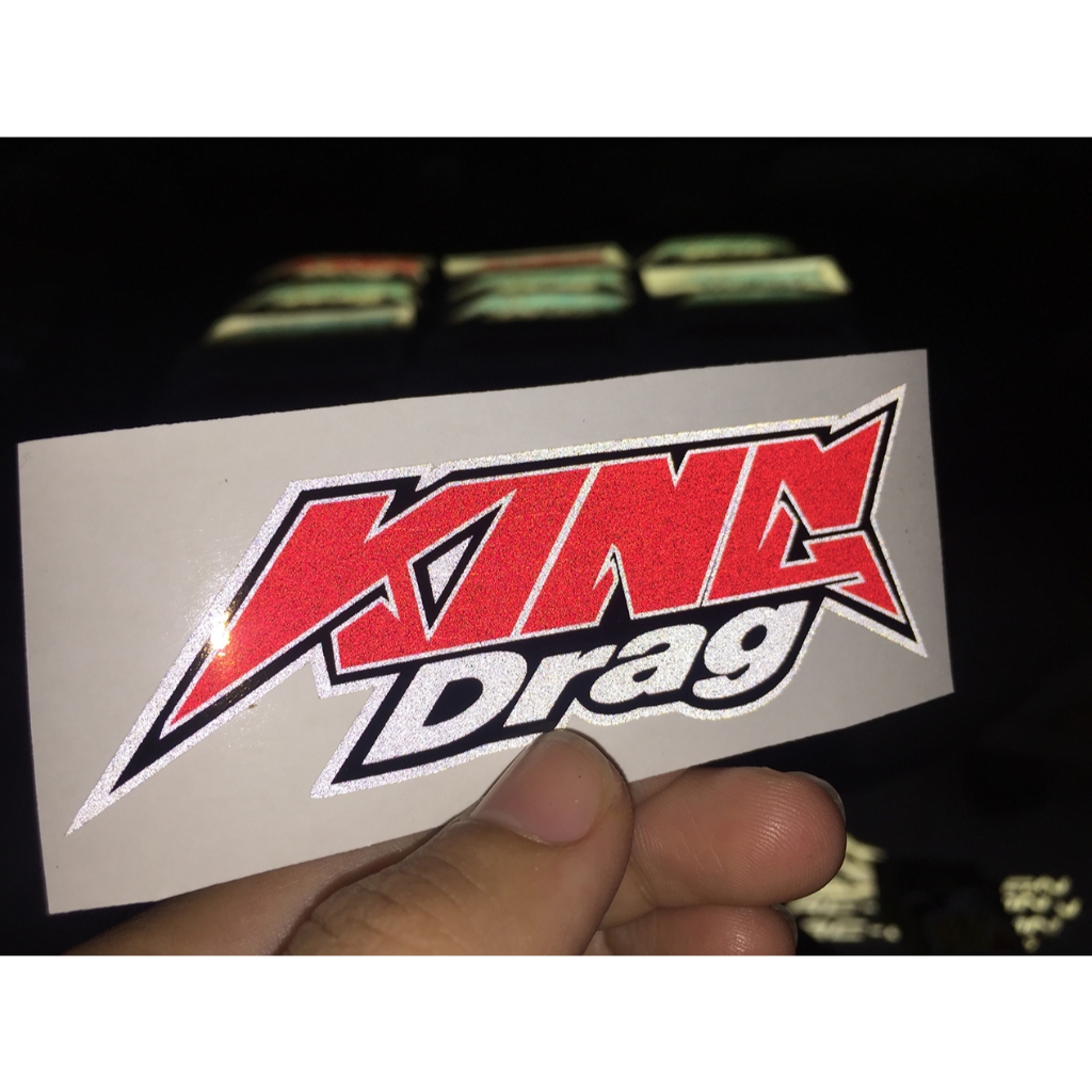 Chữ King Drag xanh đỏ phản quang [9.4x3.1cm]. Decal cao cấp chống nước, tem dán trang trí nón bảo hiểm, logo sticker