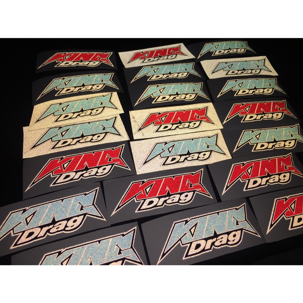 Chữ King Drag xanh đỏ phản quang [9.4x3.1cm]. Decal cao cấp chống nước, tem dán trang trí nón bảo hiểm, logo sticker