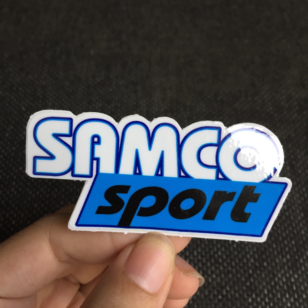 SAMCO[7.5x3.5cm] decal cao cấp chống nước, sắc nét, bền màu, dính chặt. Hình dán logo trang trí mọi nơi