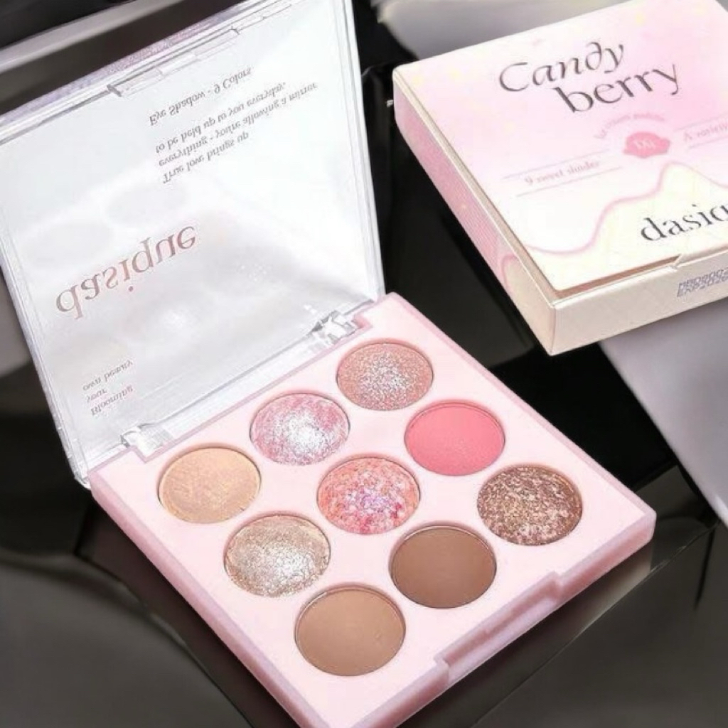 Bảng mắt sáp 9 ô nhà Dasique tông 19 Candy Berry. 1 bảng màu bao gồm các tông màu cam hồng trẻ trung năng động.