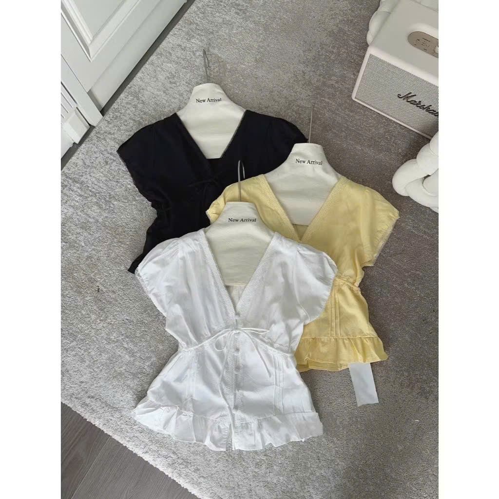 Áo cổ V tay bồng phối ren, dính cúc ngọc thắt nơ ngực xinh xắn điệu đà phong cách basic LALA A71