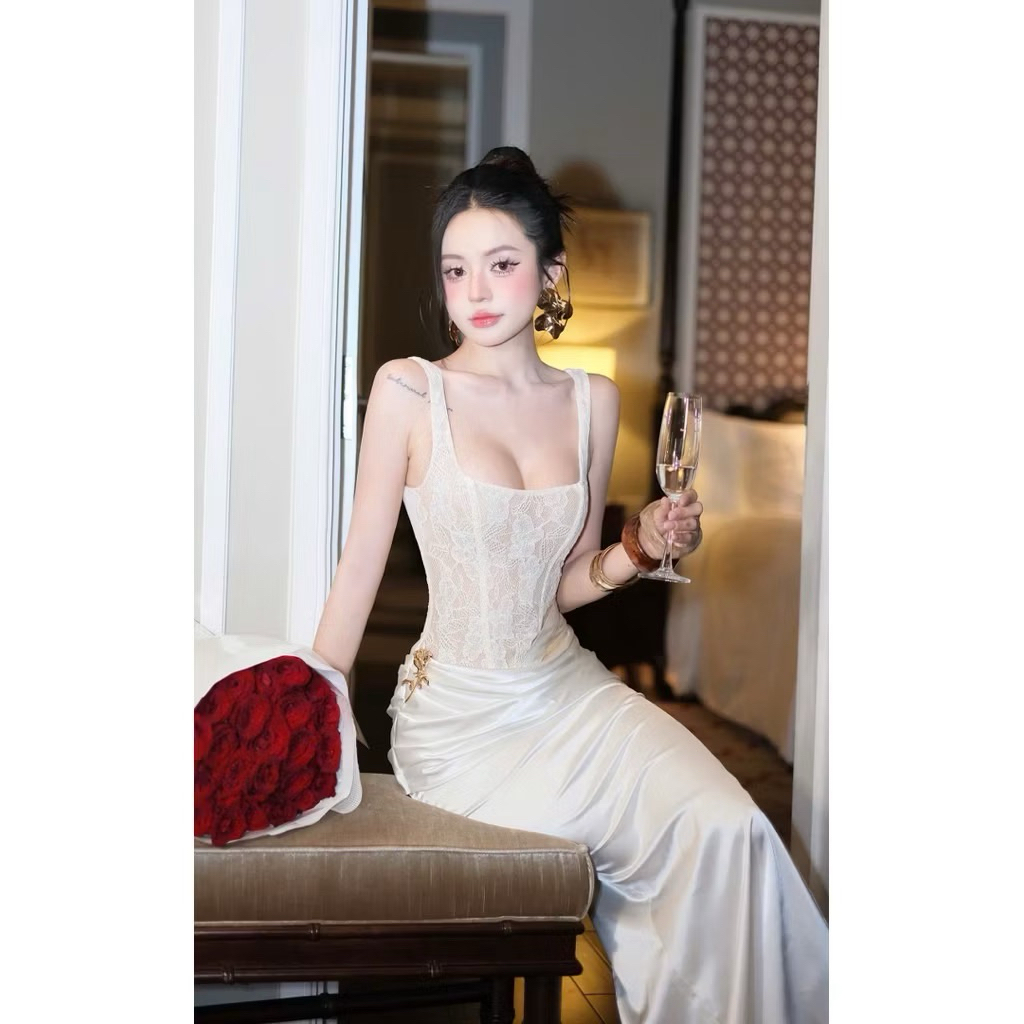 Đầm maxi cổ vuông ren phối lưới khoét eo tùng váy lụa tà chéo sang trọng cài cham vàng