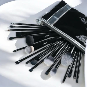Bộ cọ trang điểm 23 cây Missie by Celin – lông mềm mịn, đủ chức năng – kèm túi đựng sang xịn.