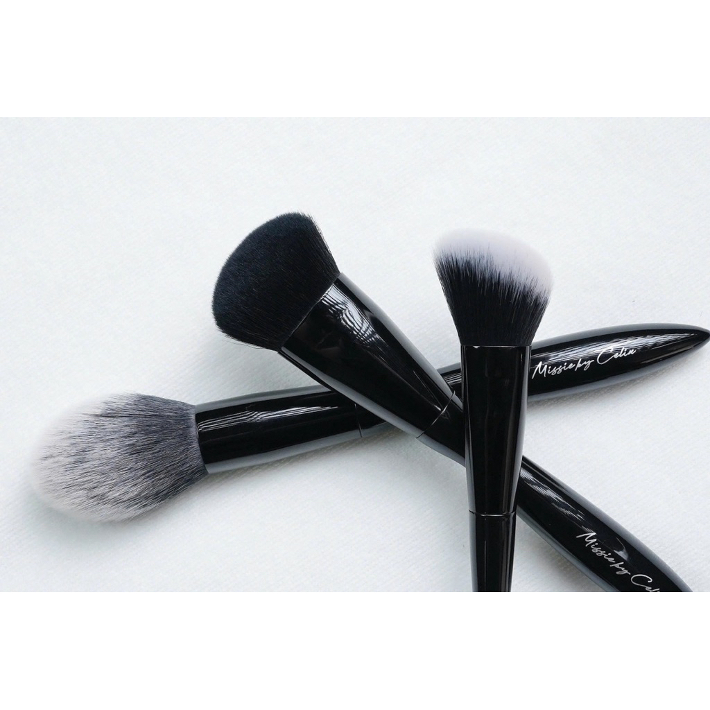 Bộ cọ trang điểm 23 cây Missie by Celin – lông mềm mịn, đủ chức năng – kèm túi đựng sang xịn.